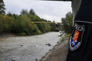 Policjant stojący nad brzegiem rzeki