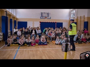 Policjant mówiący do dzieci