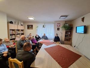 Policjantka mówiąca do zebranych seniorów