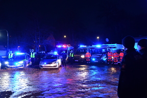 Policjanci, ratownicy i strażacy podczas oddawania hołdu pod szpitalem