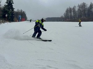 Policjanci z Nowego Żmigrodu podczas szkolenia na stoku