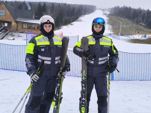 Policjanci z Nowego Żmigrodu podczas szkolenia na stoku