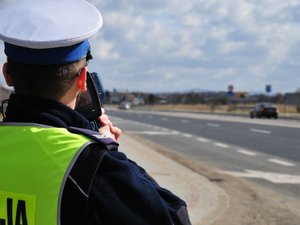 Policjant mierzący prędkość pojazdów