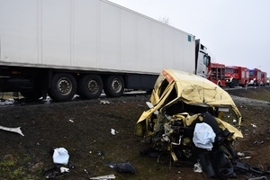 Wrak renault na tle naczepy