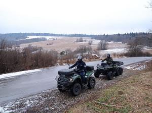 Policjant i strażnik na quadach