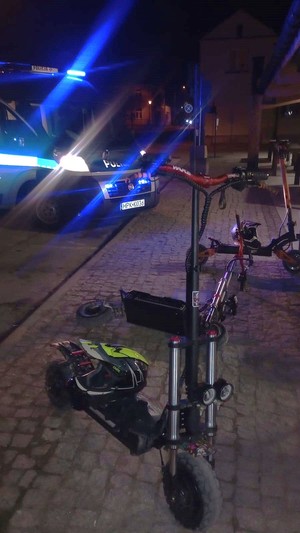 Zaparkowane hulajnogi, którymi kierowali nastolatkowie