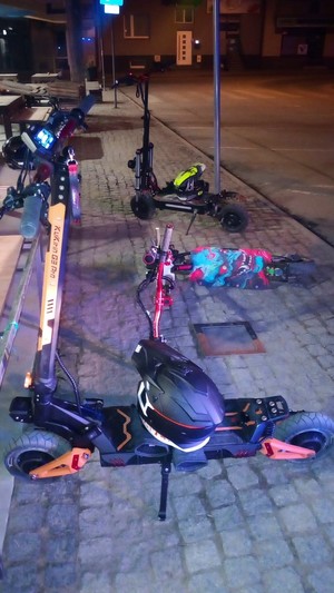 Zaparkowane hulajnogi, którymi kierowali nastolatkowie