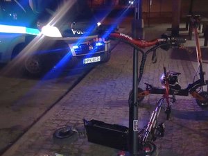 Zaparkowane hulajnogi, którymi kierowali nastolatkowie