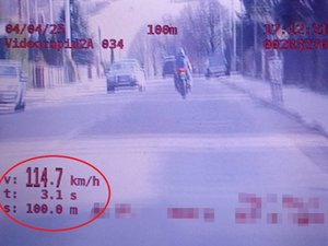 Ekran policyjnego wideorejestratora z zarejestrowaną prędkością