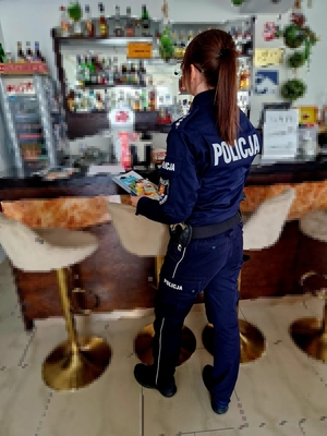Policjantka wewnątrz punktów sprzedaży alkoholu