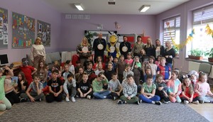 Wspólne zdjęcie policjantów, pedagogów i dzieci