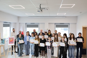 Grupowe zdjęcie organizatorów i laureatów