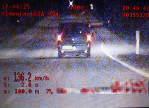 Ekran wideorejestratora z prędkością 136 km/h