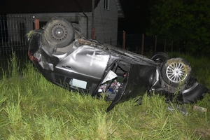 Audi leżące na dachu