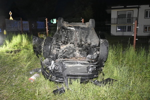 Audi leżące na dachu