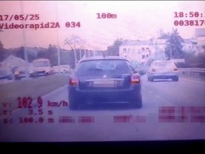 Zdjęcie z policyjnego wideorejestratora pokazujące moment przekroczenia prędkości