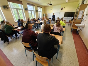 Policjanci podczas spotkania z dziećmi, rodzicami i uczniami.