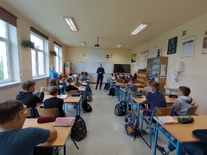 Policjanci podczas spotkania z dziećmi, rodzicami i uczniami.