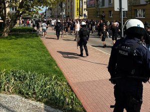 Policjanci podczas zabezpieczenia meczu piłki nożnej Czarni Jasło - Karpaty Krosno