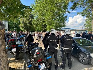 Policjanci podczas zabezpieczenia meczu piłki nożnej Czarni Jasło - Karpaty Krosno