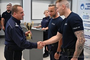 Jasielscy policjanci w trakcie wręczania pucharu za trzecie miejsce przez Zastępcę Komendanta Wojewódzkiego Policji w Rzeszowie