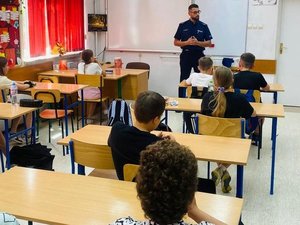Policjant w klasie mówiący do dzieci