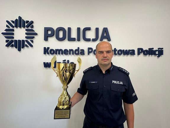 policjant trzymający puchar w dłoni