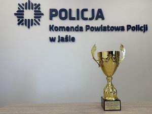 na zdjęciu widoczny puchar za zajęcie pierwszego miejsca w konkursie