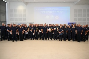 na zdjęciu widać wszystkich uczestników konkursu pozujących do zdjęcia grupowego