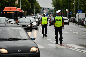 policjanci kierujący ruchem na jezdni