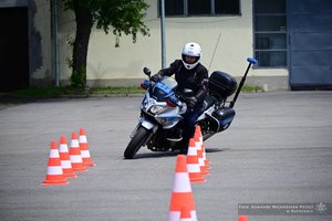 policjant na motocyklu wykonujący manewr