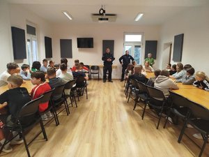 policjanci podczas spotkania z dziećmi