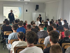 policjant podczas prelekcji z młodzieżą