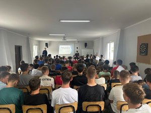 policjant i psycholog podczas spotkania z młodzieżą