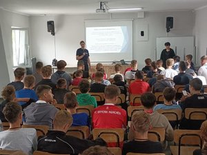 policjantka podczas prelekcji do młodzieży