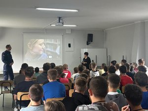 pokaz filmu profilaktycznego dla młodzieży o przemocy