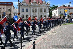 maszerujący Policjanci ze sztandarami