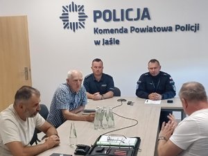 policjanci oraz prezesi klubów piłkarskich podczas spotkania