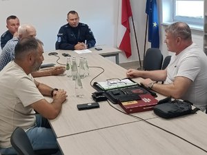 policjanci oraz prezesi klubów piłkarskich podczas spotkania