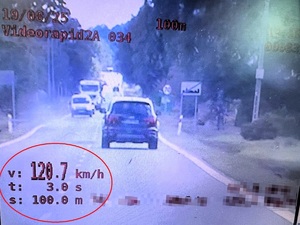 Zdjęcia ekranu wideorejestratora z ujawnioną prędkością i pojazdem