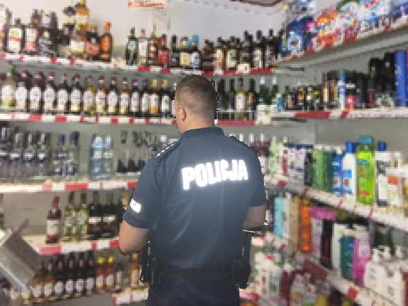 Dzielnicowy wewnątrz sklepu podczas kontroli
