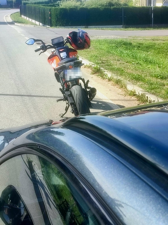 Motocykl przed nieoznakowanym radiowozem