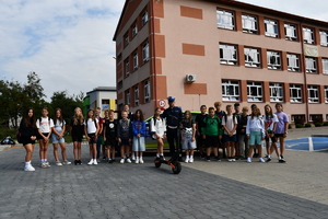 Radiowóz, policjant oraz wszystkie dzieci biorące udział w spocie.