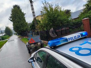 Dach radiowozu, a przed nim pojazd typu SAM