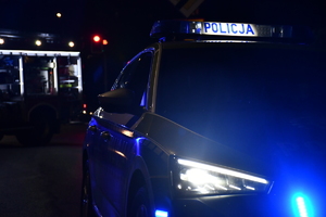 Radiowóz na tle wozu strażackiego