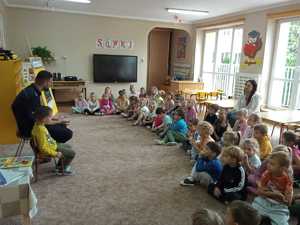 Policjant i przedszkolaki podczas spotkania