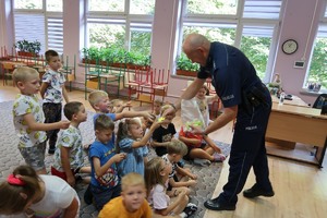 Policjant podczas spotkań z dziećmi
