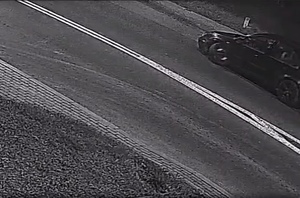 Uszkodzony volkswagen zatrzymany na ulicy