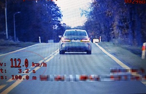 Ekran policyjnego wideorejestratora z zarejestrowaną prędkością 112 km/h