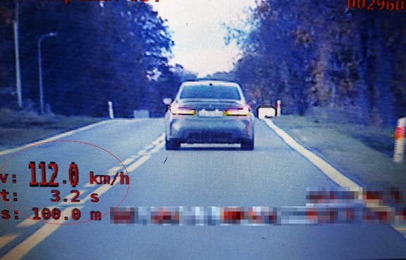 Ekran policyjnego wideorejestratora z zarejestrowaną prędkością 112 km/h